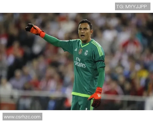 足球明星在山顶的高清写真展现运动与自然的完美结合