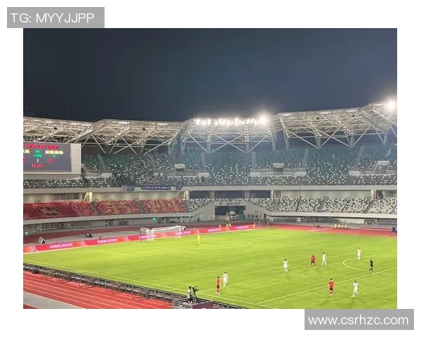 足球明星激情瞬间亲吻球场展现热爱与荣耀的动人时刻